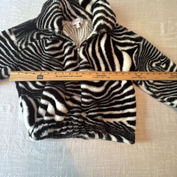 Honey & Sparkle Faux Fur Soft Zebra Print Cropped 1/4 Zip Pullover Size Small - Picture 7 of 10